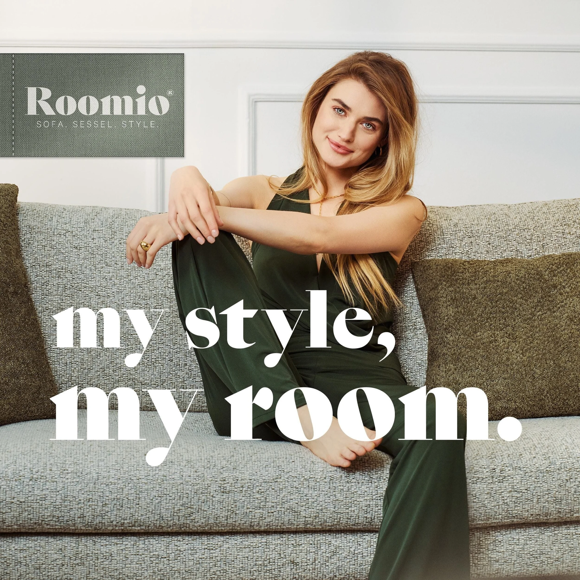 Wohnaccessoire-Detail vor hellem Roomio Sofa – natürlicher Materialmix im skandinavischen Wohnstil.
