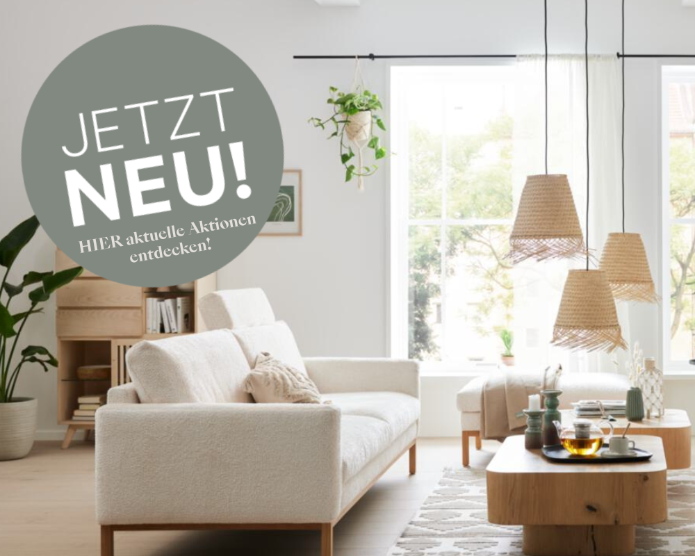 Helles Wohnzimmer mit cremefarbenem Sofa, Holztisch und Rattan-Hängeleuchten – Teaser zu aktuellen Roomio Aktionen