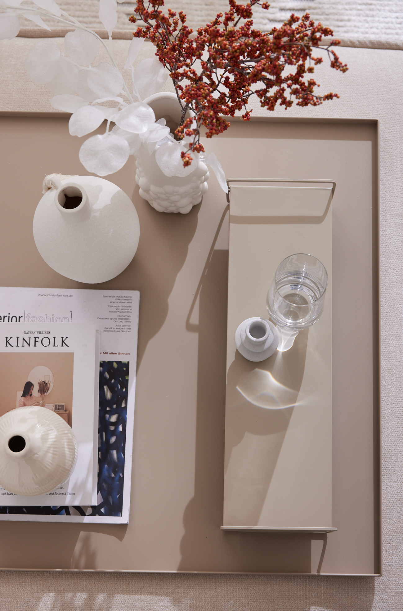 Tablet mit Deko Vasen Blumen und einem Tirnkglas