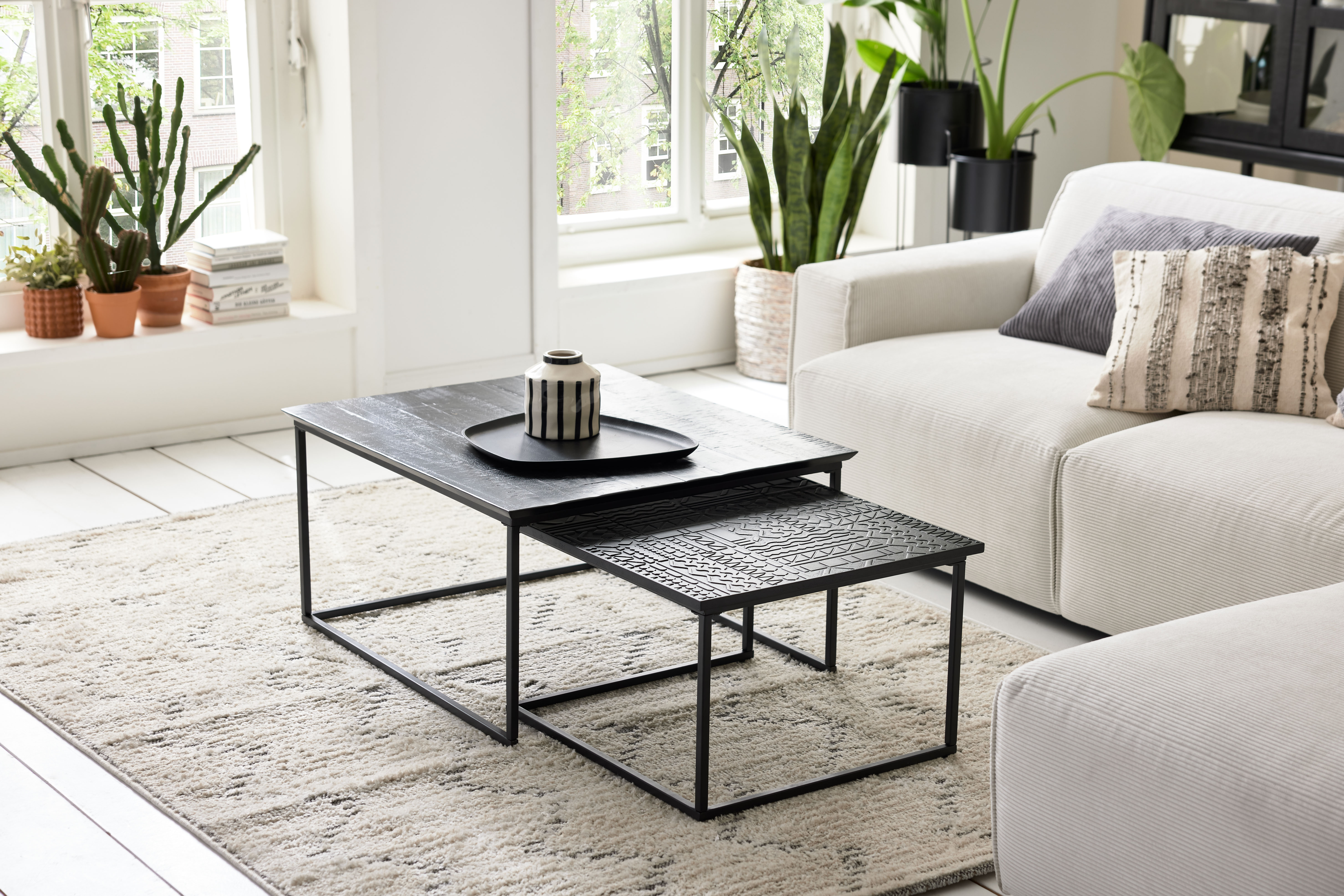 Roomio No. 2001 Couchtisch Mango massiv 80 x 70 cm