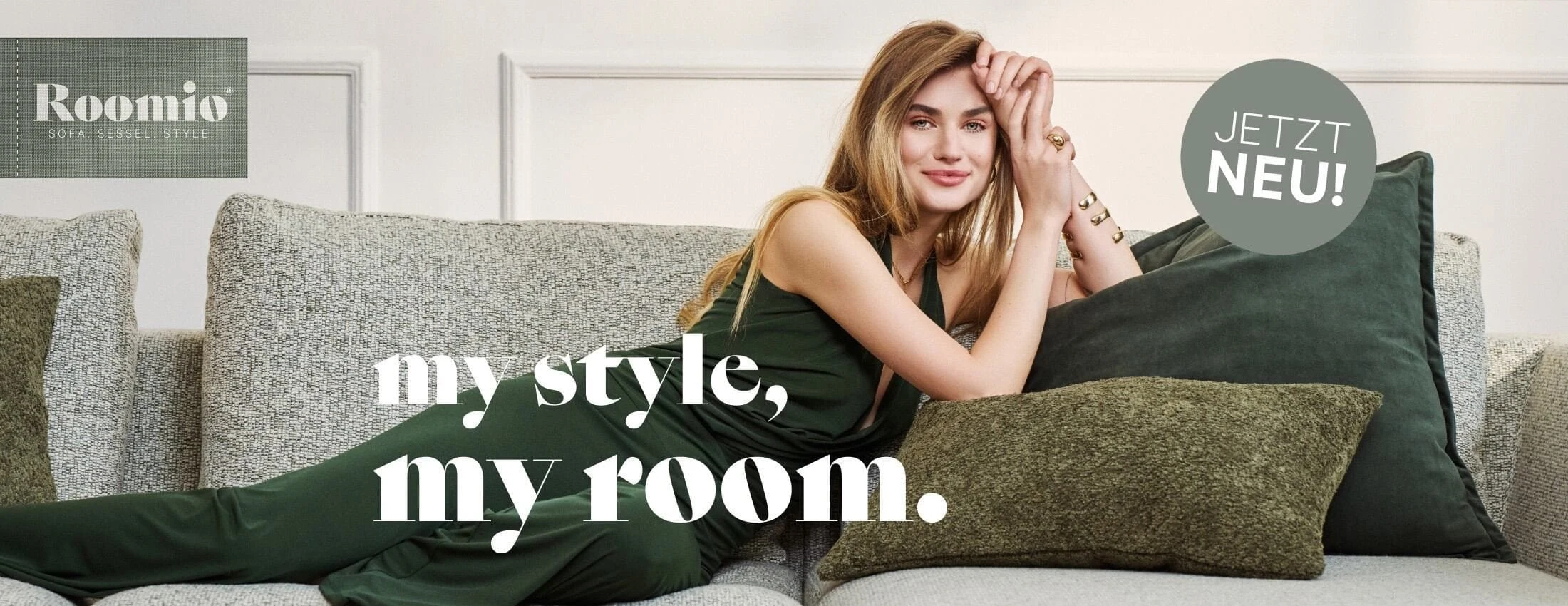 Helles Wohnzimmer mit beigem Roomio Sofa, Holzmöbeln und dekorativen Accessoires – einladende Wohnatmosphäre im Roomio Stil.