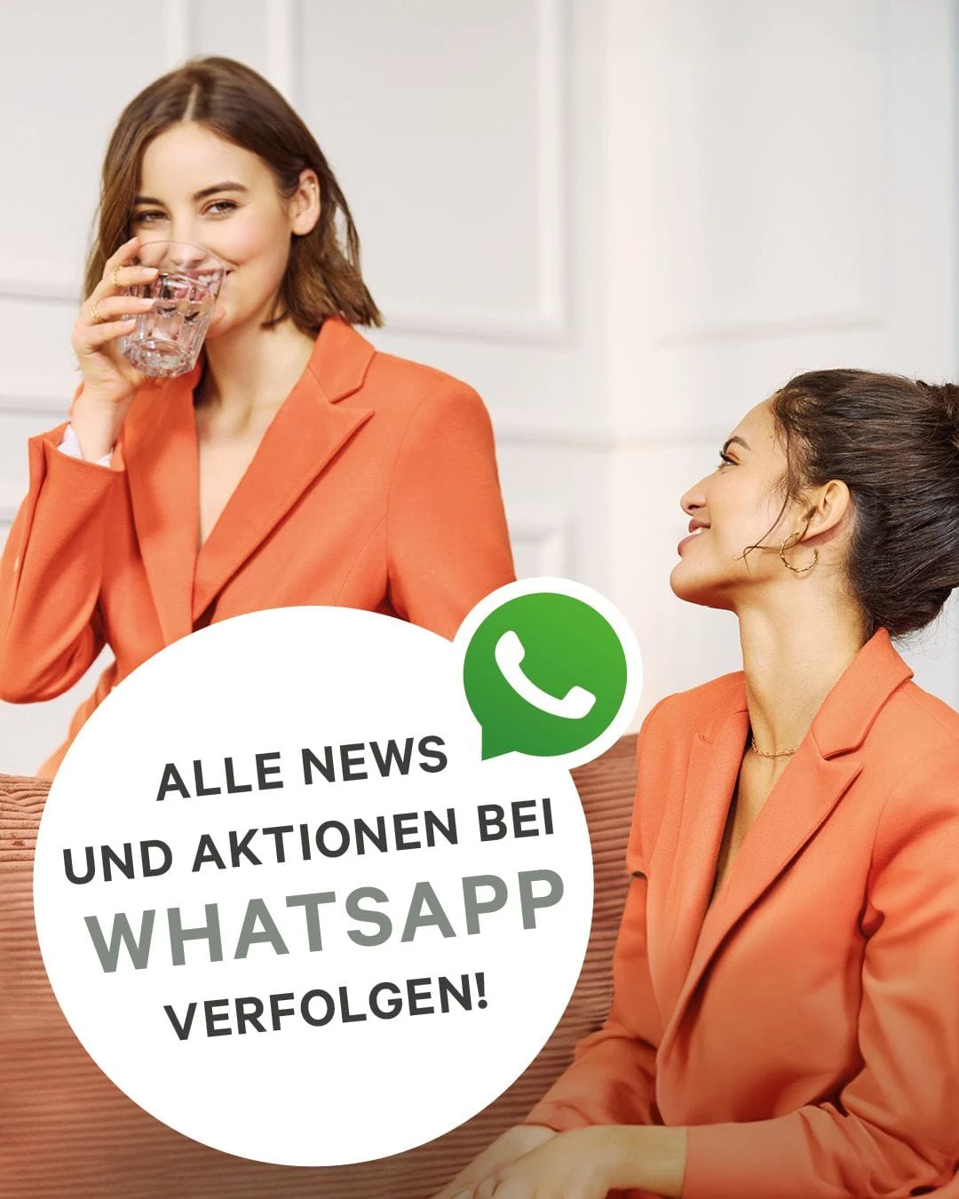 Frau entspannt mit Smartphone auf hellem Roomio Sofa – Hinweis auf den Roomio WhatsApp Newsletter.
