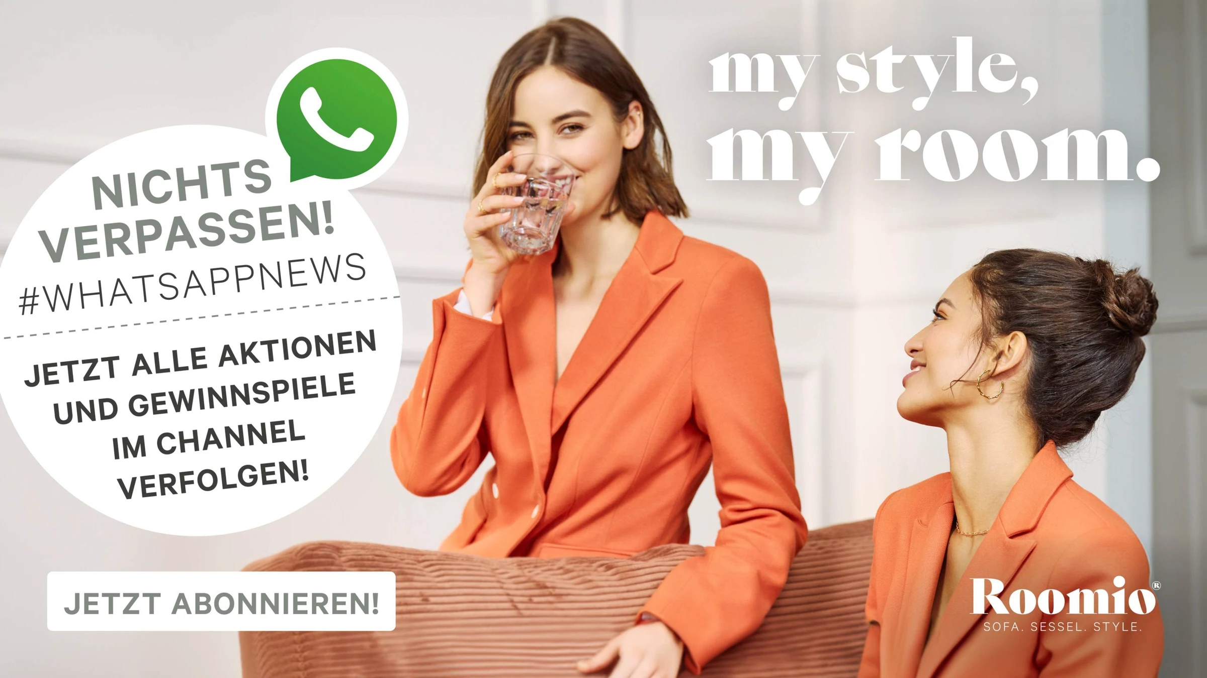 Roomio Werbemotiv mit zwei Frauen in orangenen Blazern auf Sofa – Hinweis auf WhatsApp-News mit Aktionen und Gewinnspielen, Slogan ‚my style, my room.‘ als Teil der Markenbotschaft.