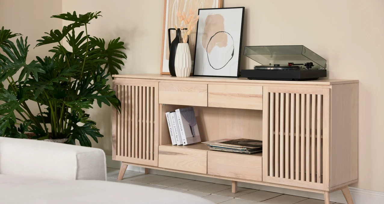 Roomio No. 2000 Sideboard aus Holz mit Lamellenfronten, dekoriert mit Vasen, Büchern und einem Schallplattenspieler – stilvolle Aufbewahrungslösung für das Wohnzimmer.